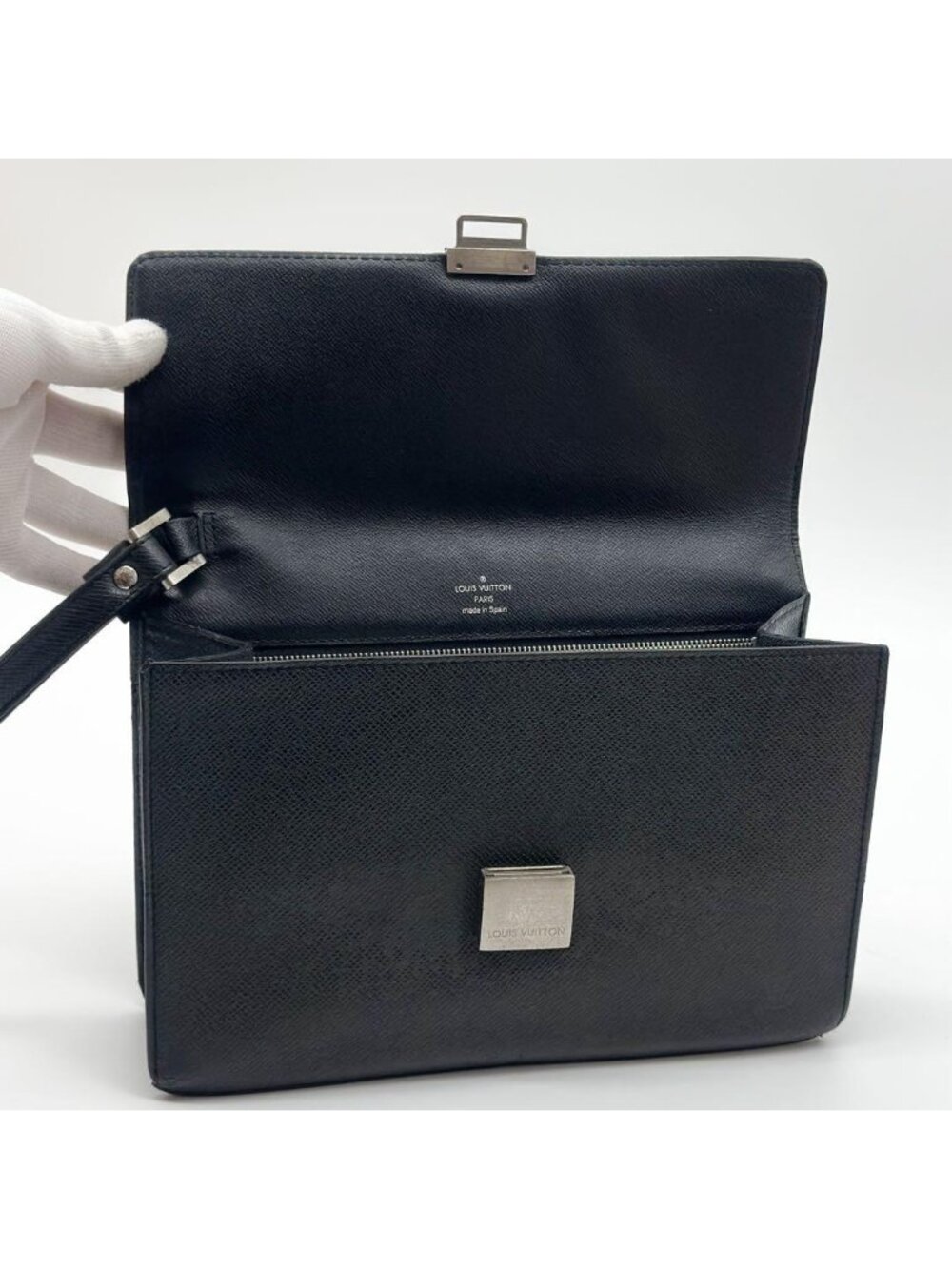 Louis Vuitton Selenga Taiga Clutch Leather - Picture 7 of 13